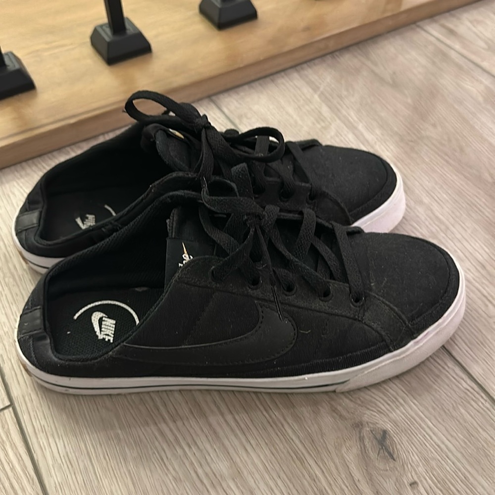 Nike Women’s Court Legacy Mules Size 8